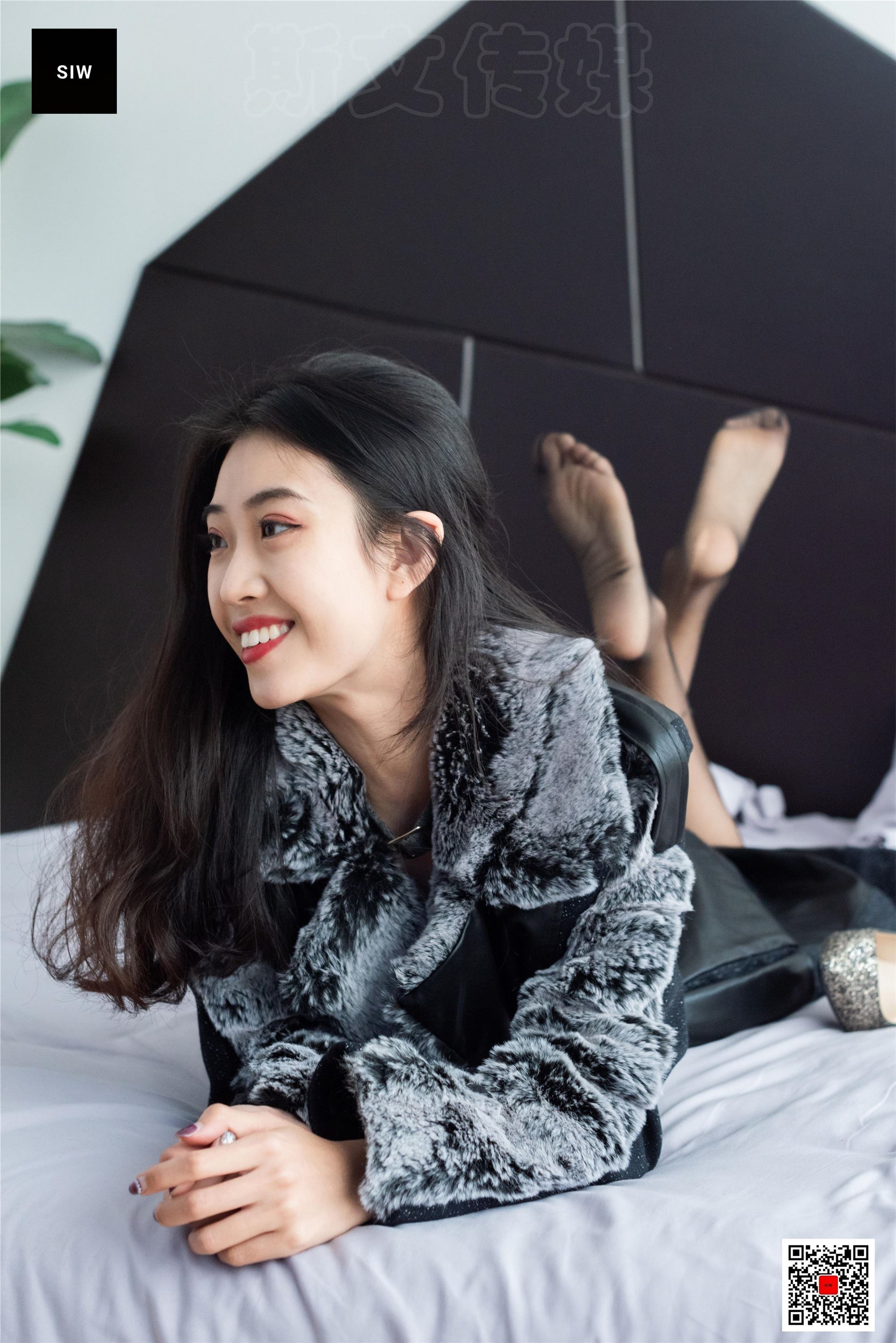 SIW斯文传媒 085 蓉儿 翻毛领拼色毛呢仿皮华贵长款大衣